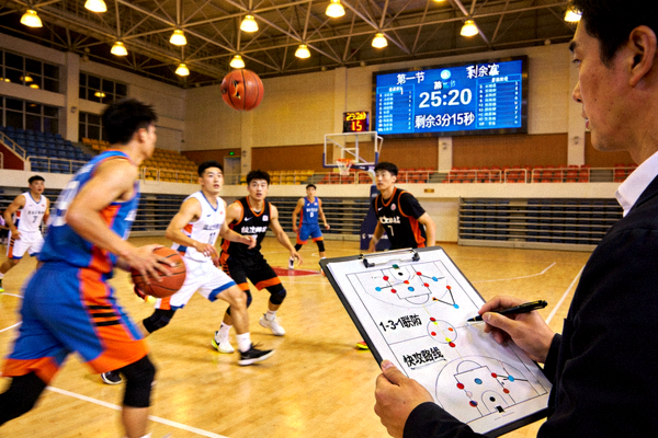 职业篮球室内场馆比赛进程与战术盘面